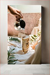 Πίνακας, Pouring milk into iced coffee Ρίχνοντας γάλα σε παγωμένο καφέ