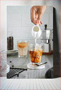 Πίνακας, Pouring Milk into Iced Coffee Ρίχνοντας γάλα σε παγωμένο καφέ