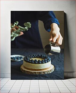 Πίνακας, Pouring Syrup on Blueberry Cheesecake Ρίχνοντας σιρόπι σε Cheesecake Blueberry