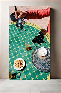 Πίνακας, Pouring Tea on Colorful Tiled Table Ρίχνοντας τσάι σε πολύχρωμο τραπέζι με πλακάκια