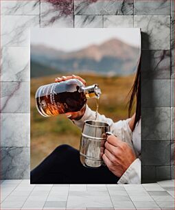 Πίνακας, Pouring Whiskey Outdoors Χύνοντας ουίσκι σε εξωτερικούς χώρους