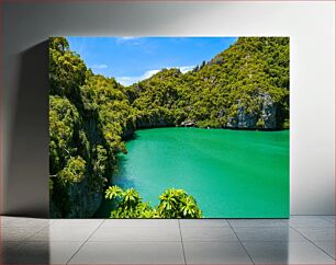 Πίνακας, Pristine Lagoon Surrounded by Lush Hills Παρθένα λιμνοθάλασσα που περιβάλλεται από καταπράσινους λόφους