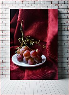 Πίνακας, Red Grapes on Plate Κόκκινα σταφύλια στο πιάτο