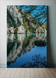 Πίνακας, Rocky Cliff Reflection on Serene Lake Αντανάκλαση βράχου βράχου στη γαλήνια λίμνη