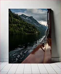 Πίνακας, Scenic Boat Ride Along Mountain Lake Γραφική βόλτα με βάρκα κατά μήκος της λίμνης του βουνού
