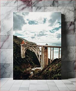Πίνακας, Scenic Bridge Over Cliff and Sea Γραφική γέφυρα πάνω από τον βράχο και τη θάλασσα
