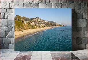 Πίνακας, Scenic Coastal Beach with Hillside Homes Γραφική παραθαλάσσια παραλία με σπίτια στην πλαγιά του λόφου