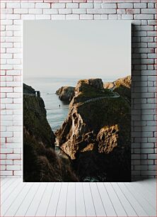 Πίνακας, Scenic Coastal Cliff with Rope Bridge Γραφικός παράκτιος βράχος με σχοινί γέφυρα