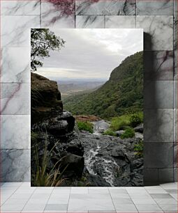 Πίνακας, Scenic Waterfall Cascading into Lush Valley Γραφικός καταρράκτης που καταρρακώνεται στην καταπράσινη κοιλάδα