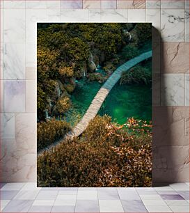 Πίνακας, Scenic Wooden Path Over Clear Water Γραφικό ξύλινο μονοπάτι πάνω από το καθαρό νερό