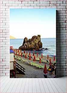 Πίνακας, Seaside Beach with Umbrellas and Rock Formation Παραθαλάσσια παραλία με ομπρέλες και σχηματισμό βράχων