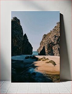 Πίνακας, Secluded Beach Between Rocky Cliffs Απομονωμένη παραλία ανάμεσα σε βραχώδεις βράχους