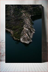 Πίνακας, Serene Lakeside Cliff Γαλήνιος βράχος δίπλα στη λίμνη