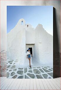 Πίνακας, Serene Moment at a Whitewashed Building Γαλήνια στιγμή σε ένα ασβεστωμένο κτίριο