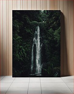 Πίνακας, Serene Waterfall in Green Forest Γαλήνιος καταρράκτης στο πράσινο δάσος