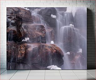 Πίνακας, Serene Waterfall Over Rocks Γαλήνιος καταρράκτης πάνω από βράχους
