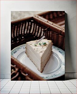 Πίνακας, Slice of Layer Cake in Woven Basket Φέτα κέικ στρώσης σε υφασμένο καλάθι