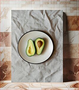 Πίνακας, Sliced Avocado on Plate Αβοκάντο σε φέτες στο πιάτο