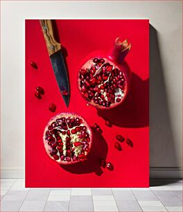 Πίνακας, Sliced Pomegranate on Red Background Ρόδι σε φέτες σε κόκκινο φόντο