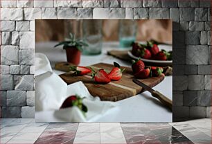 Πίνακας, Sliced Strawberries on Wooden Cutting Board Φράουλες σε φέτες σε ξύλινο ξύλο κοπής