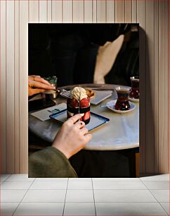 Πίνακας, Slicing Dessert at a Cafe Φέτες επιδόρπιο σε ένα καφέ