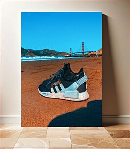 Πίνακας, Sneakers on Beach with Bridge View Αθλητικά παπούτσια στην παραλία με θέα στη γέφυρα