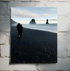 Πίνακας, Solitary Walk on Black Sand Beach Μοναχικός περίπατος στην παραλία της Μαύρης Άμμου