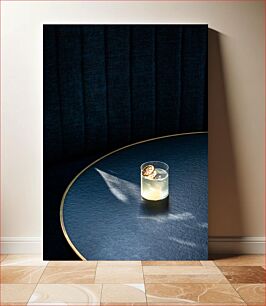 Πίνακας, Sunlit Cocktail on a Dark Table Ηλιοφώτιστο κοκτέιλ σε ένα σκοτεινό τραπέζι