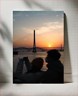 Πίνακας, Sunset over Bridge with Silhouetted Couple Ηλιοβασίλεμα πάνω από τη γέφυρα με το σιλουέτα ζευγάρι