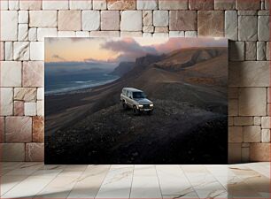 Πίνακας, SUV Overlooking Coastal Landscape at Sunset SUV με θέα στο παράκτιο τοπίο στο ηλιοβασίλεμα