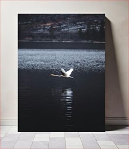Πίνακας, Swan in Flight Over Lake Κύκνος σε πτήση πάνω από τη λίμνη
