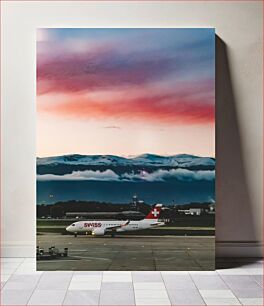 Πίνακας, Swiss Airplane on Runway at Sunset Ελβετικό αεροπλάνο στο διάδρομο στο ηλιοβασίλεμα