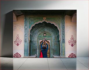 Πίνακας, Tourist Photographing a Historical Archway Τουρίστας που φωτογραφίζει μια ιστορική αψίδα