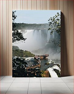 Πίνακας, Tourists Viewing a Majestic Waterfall Τουρίστες που βλέπουν έναν μαγευτικό καταρράκτη