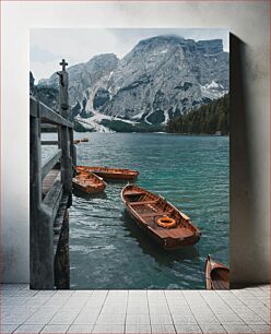 Πίνακας, Tranquil Lake with Wooden Boats and Mountain View Ήσυχη λίμνη με ξύλινες βάρκες και θέα στο βουνό