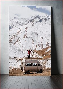 Πίνακας, Traveler on a Van in Snowy Mountains Ταξιδιώτης σε φορτηγό στα Χιονισμένα Όρη