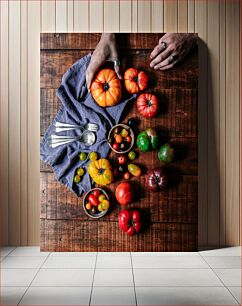 Πίνακας, Variety of Tomatoes on Wooden Table Ποικιλία ντοματών σε ξύλινο τραπέζι