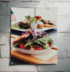 Πίνακας, Vibrant Salad and Baked Potato with Fresh Garnish Ζωντανή σαλάτα και πατάτα φούρνου με φρέσκια γαρνιτούρα