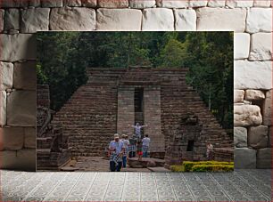 Πίνακας, Visitors at Historic Stone Structure Επισκέπτες στην ιστορική πέτρινη κατασκευή