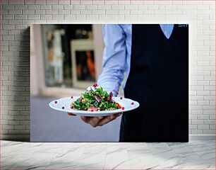 Πίνακας, Waiter Holding a Fresh Salad Σερβιτόρος που κρατά μια φρέσκια σαλάτα