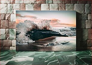 Πίνακας, Waves Crashing on Rocks at Sunset Κύματα που σκάνε στους βράχους στο ηλιοβασίλεμα