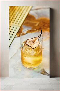 Πίνακας, Whiskey Cocktail with Dried Pear Garnish Κοκτέιλ ουίσκι με γαρνιτούρα αποξηραμένου αχλαδιού