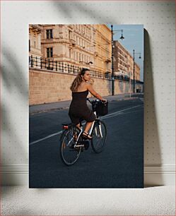 Πίνακας, Woman Biking Near Historical Building Γυναίκα Ποδηλασία κοντά σε Ιστορικό Κτήριο
