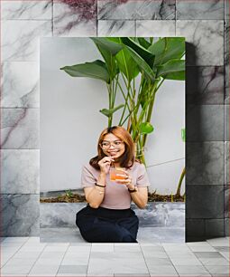 Πίνακας, Woman Enjoying a Drink by Green Plants Γυναίκα που απολαμβάνει ένα ποτό από τα Green Plants