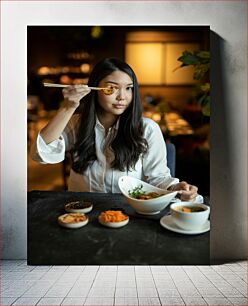 Πίνακας, Woman Enjoying Asian Cuisine Γυναίκα που απολαμβάνει την ασιατική κουζίνα
