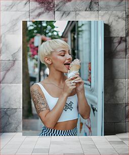 Πίνακας, Woman Enjoying Ice Cream Γυναίκα που απολαμβάνει το παγωτό