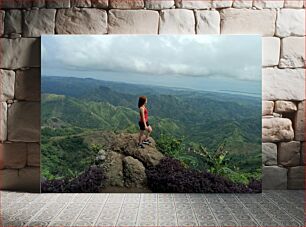 Πίνακας, Woman Enjoying Mountain View Γυναίκα που απολαμβάνει θέα στο βουνό