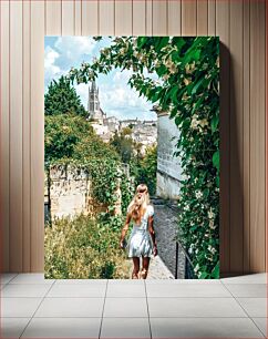 Πίνακας, Woman Exploring a Scenic Town Γυναίκα που εξερευνά μια γραφική πόλη