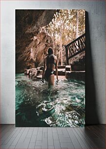 Πίνακας, Woman Exploring a Water Cave Γυναίκα που εξερευνά μια υδάτινη σπηλιά