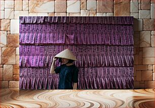 Πίνακας, Woman in Traditional Hat in Front of Script Wall Γυναίκα με παραδοσιακό καπέλο μπροστά από τον τοίχο σεναρίου